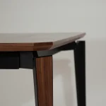 EDGE TABLE Walnut Veneer 400400210 04 Detail