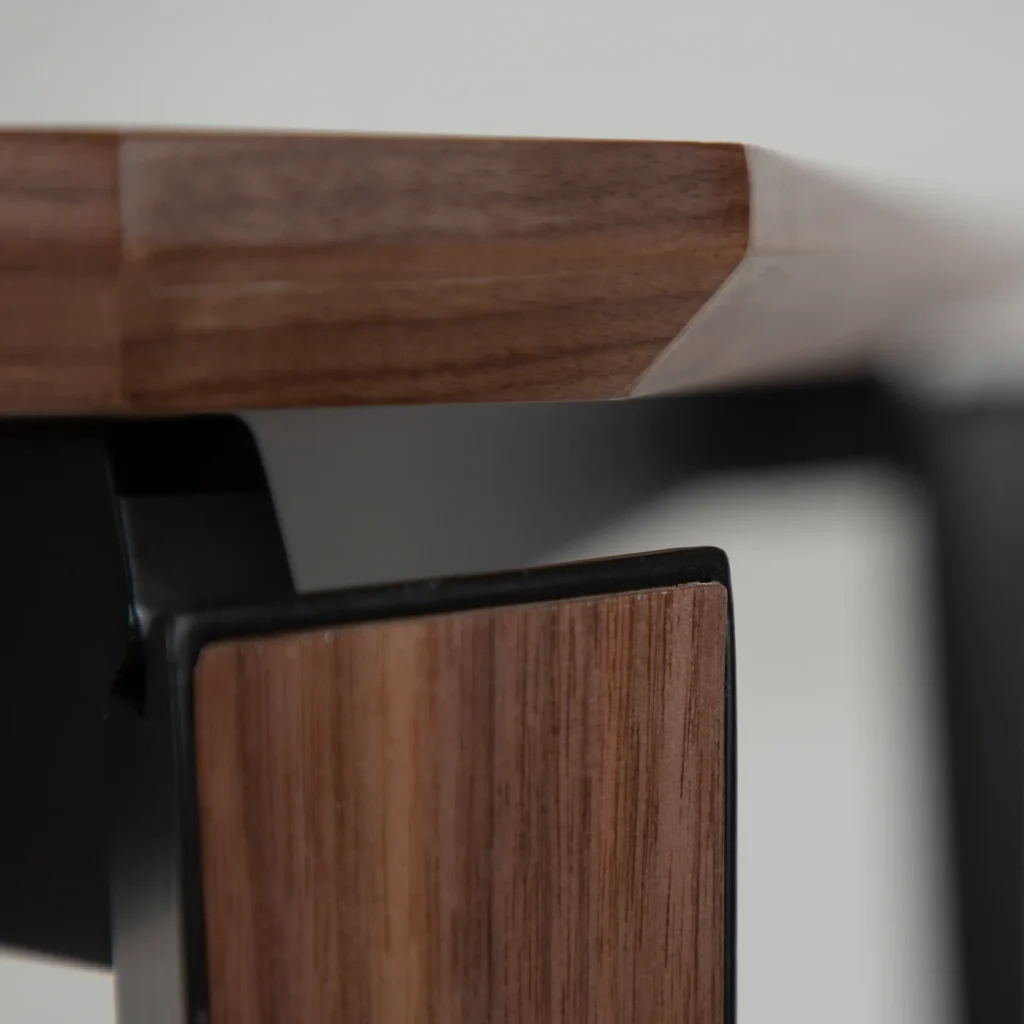 EDGE TABLE Walnut Veneer 400400210 07 Detail