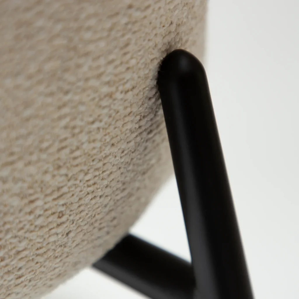 GLORY CHAIR Simply Beige W. Black Legs 100330120 07 Detail2